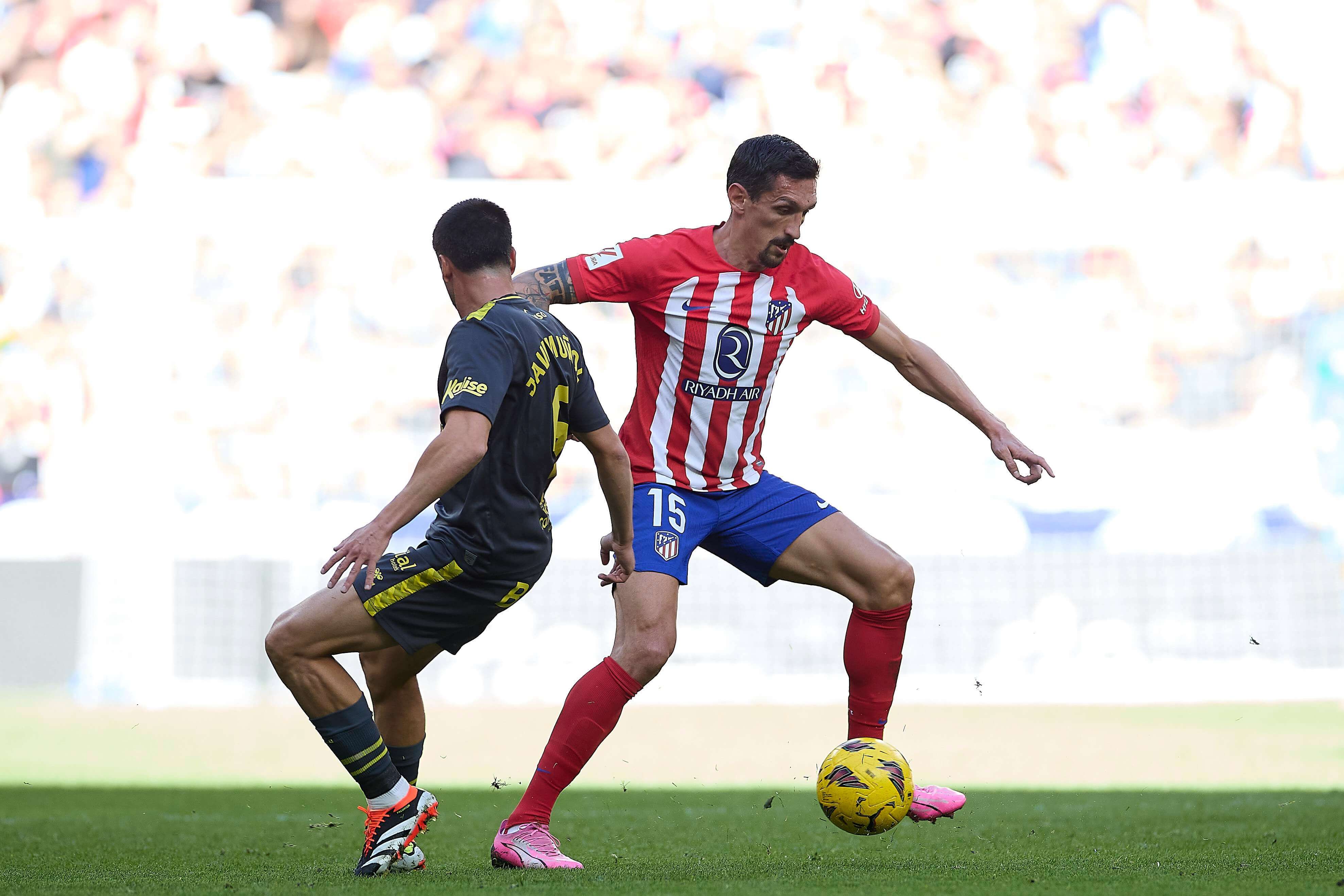 Stefan Savic contral un balón en el Atlético-Las Palmas.