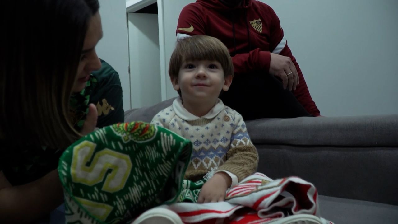 Su familia quiere inculcar a Pablo el amor por sus colores.