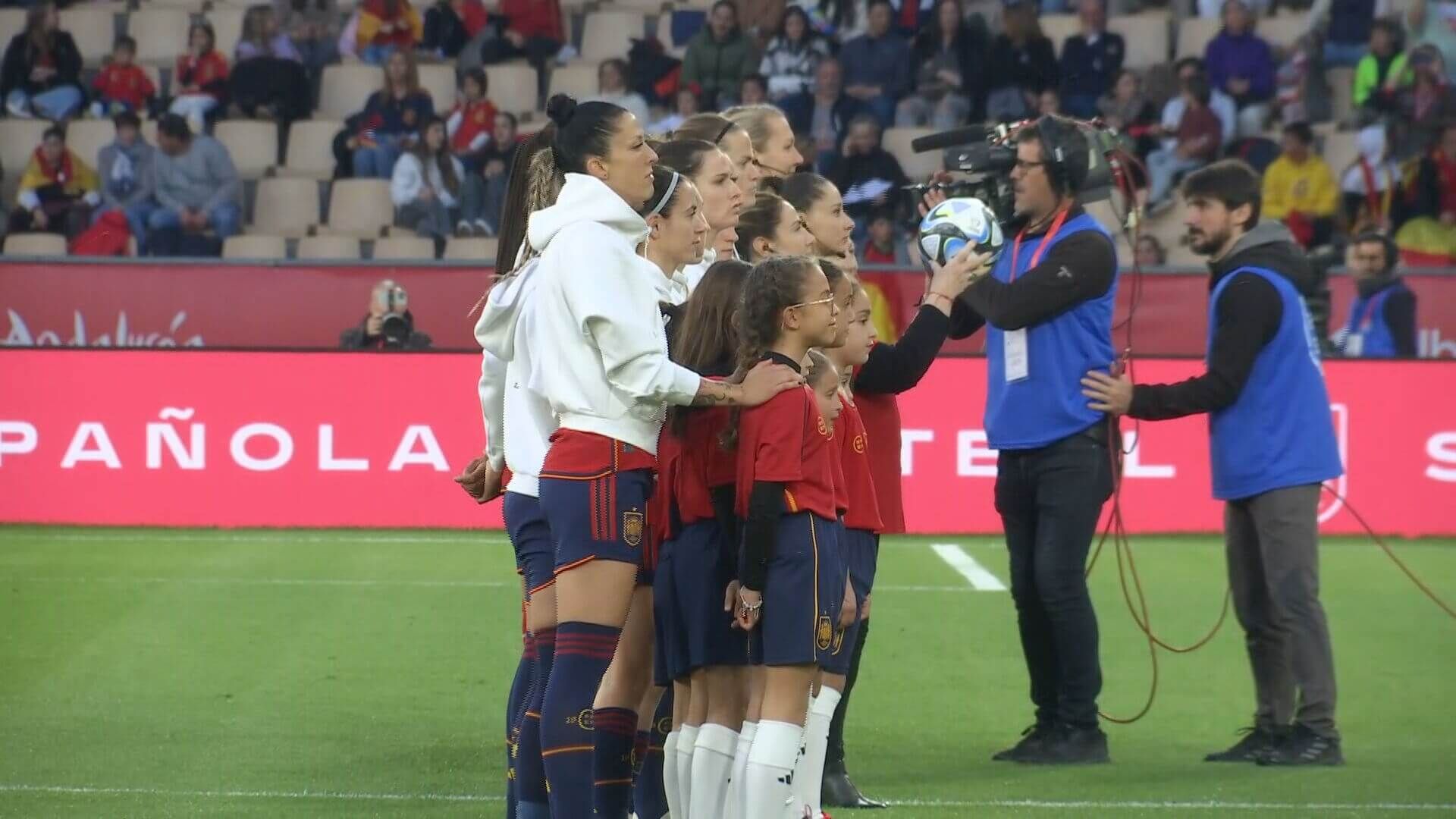 ¡Suenan los himnos en La Cartuja!.