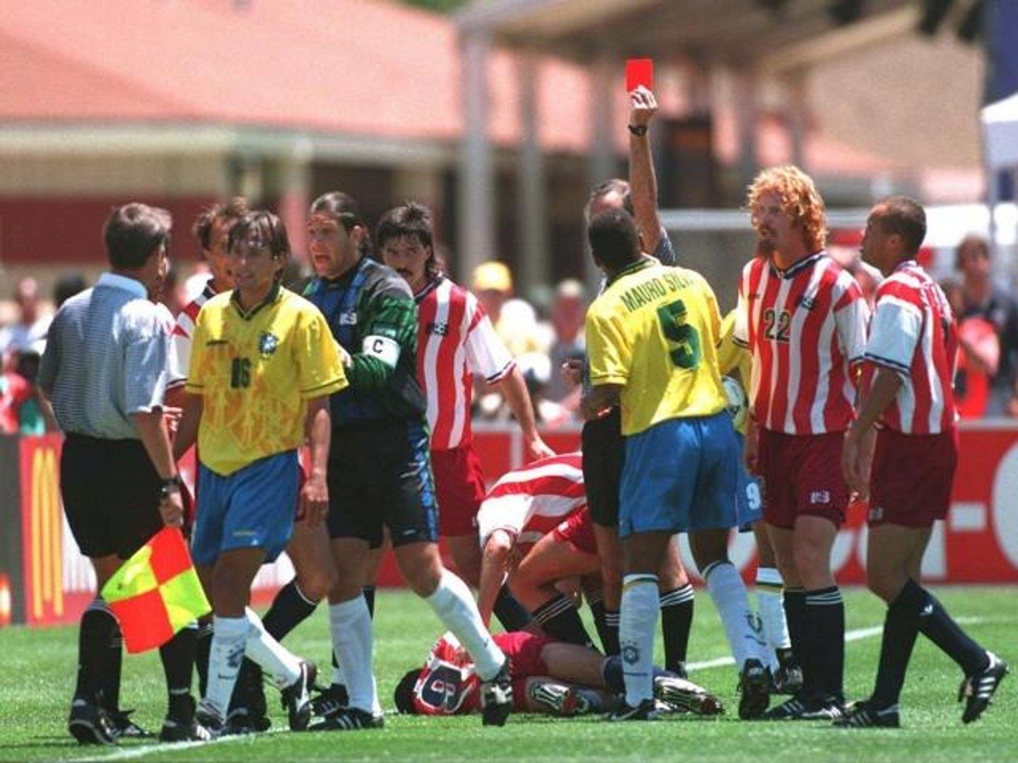 Tab Ramos, en el suelo, tras recibir el codazo de Leonardo en EEUU 1994.
