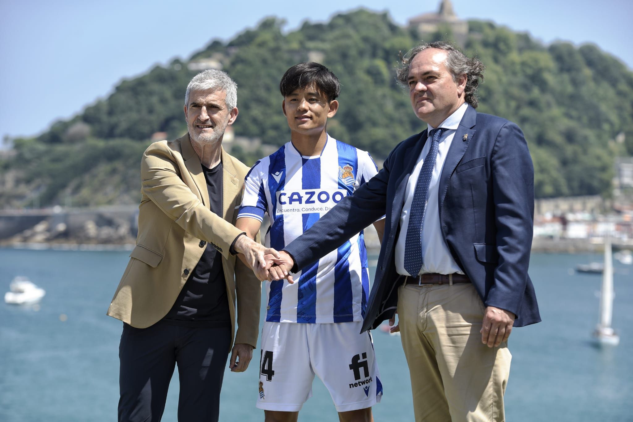  Take Kubo estrecha sus manos con Aperribay y Olabe en su presentación.