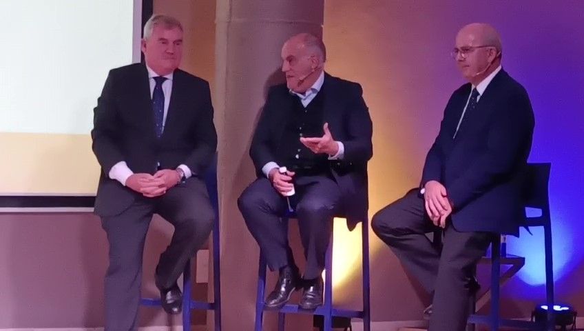 Manuel Vizcaíno, con Javier Tebas.