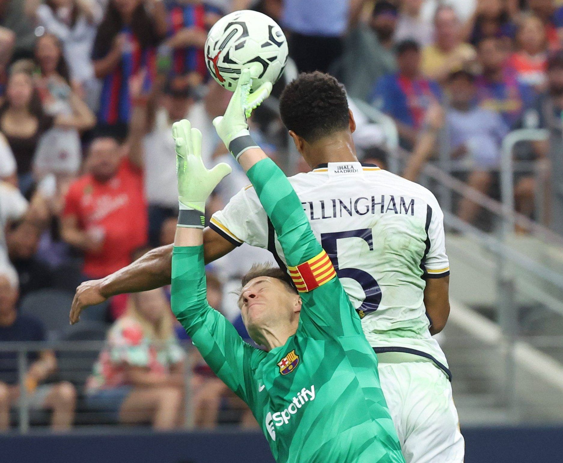 Ter Stegen y Jude Bellingham pelean un balón en El Clásico de Dallas.