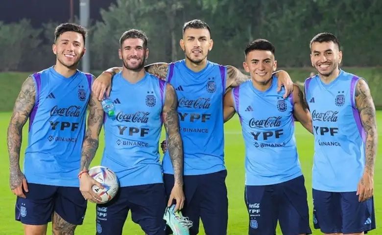 Thiago Almada, junto a Correa y De Paul con Argentina en el Mundial.