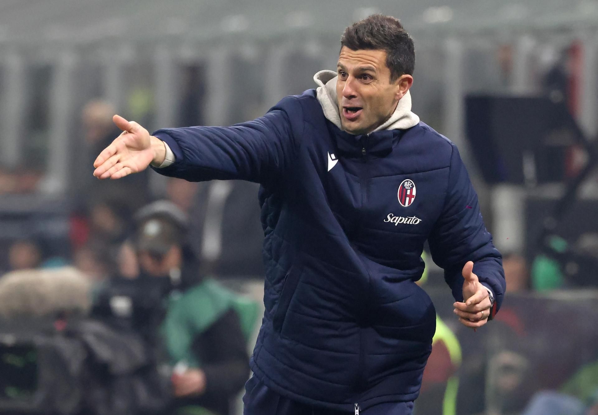 Thiago Motta dando instrucciones en un partido con el Bolonia.