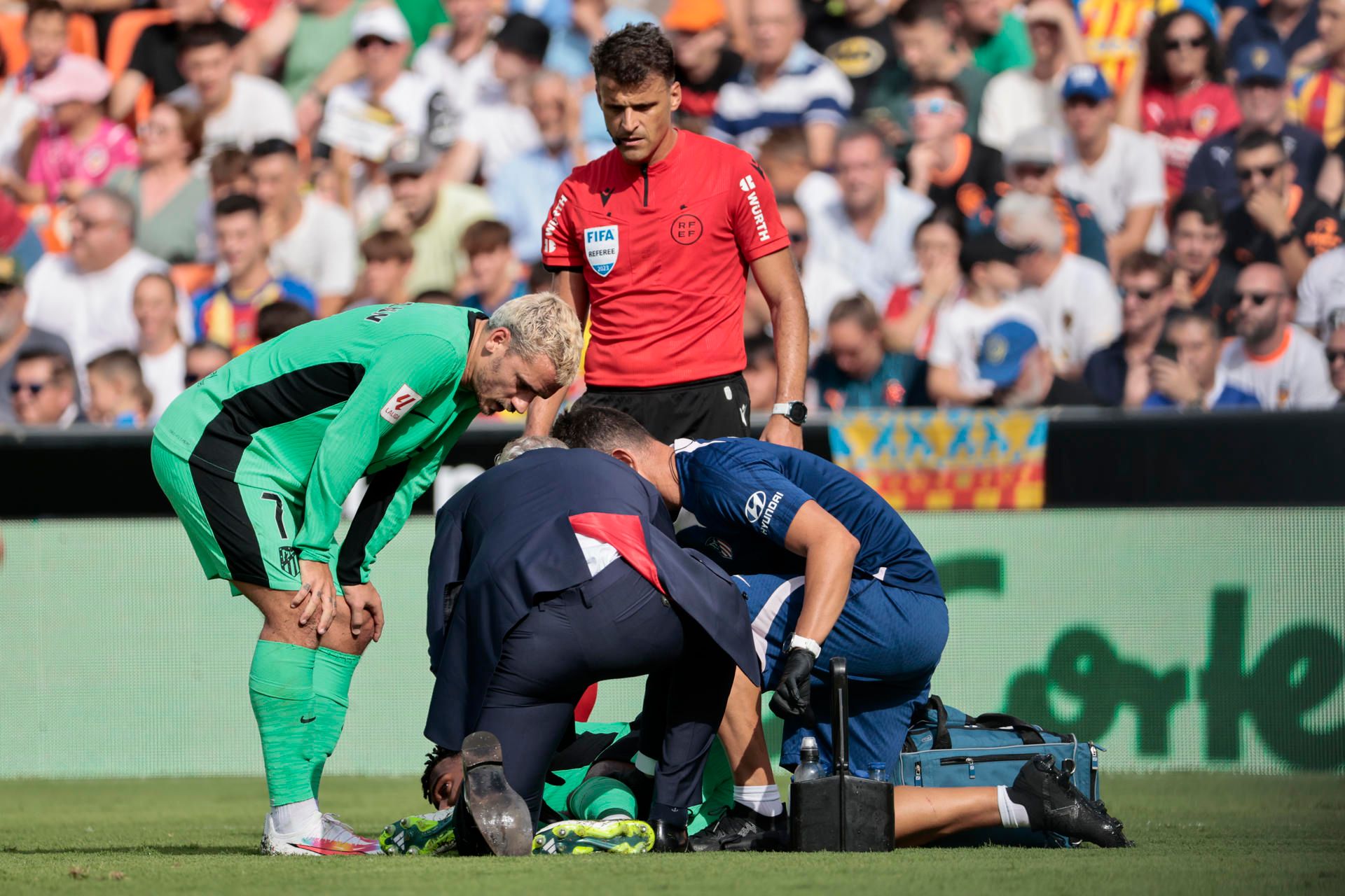 Thomas Lemar es atendido por los médicos en el Valencia-Atlético.