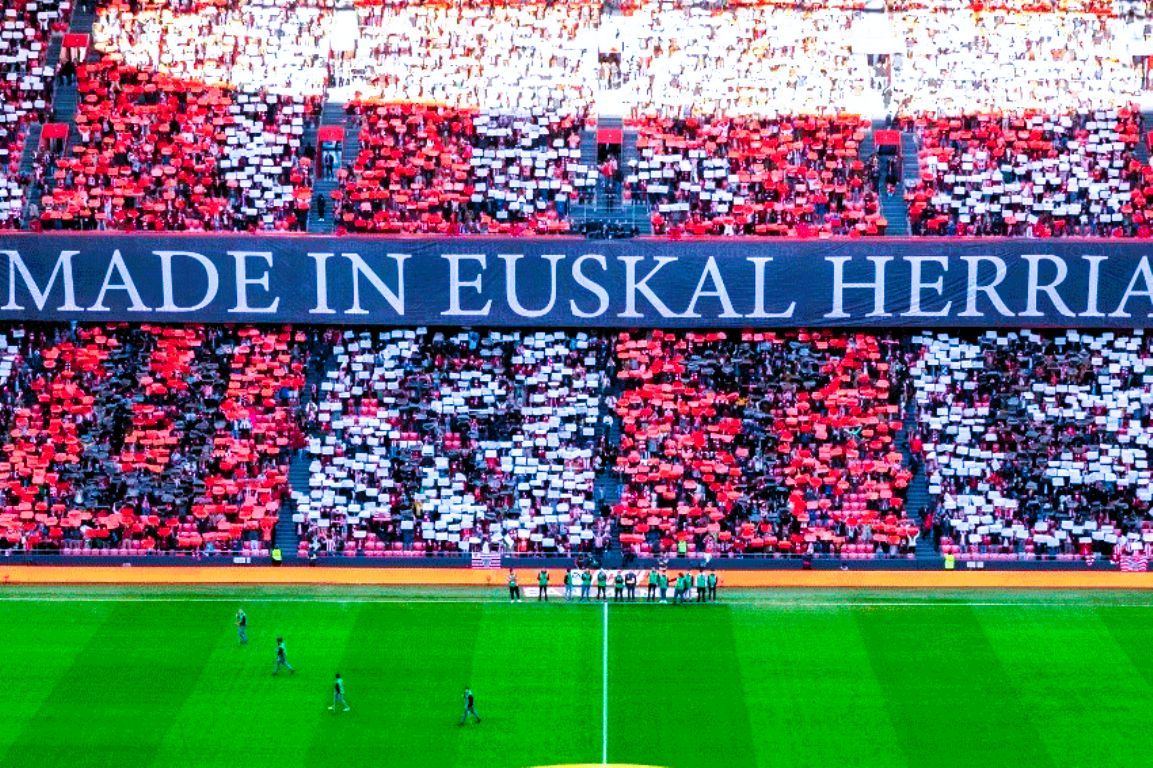 Tifo y mosaico de la grada en un partido importante en San Mamés.