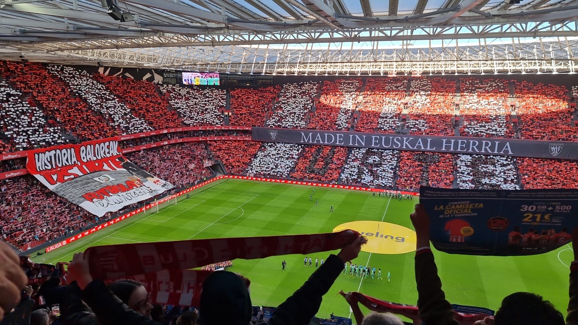  Mosaico en la grada de San Mamés en el partido del Athletic Club ante el Atlético en San Mamés.