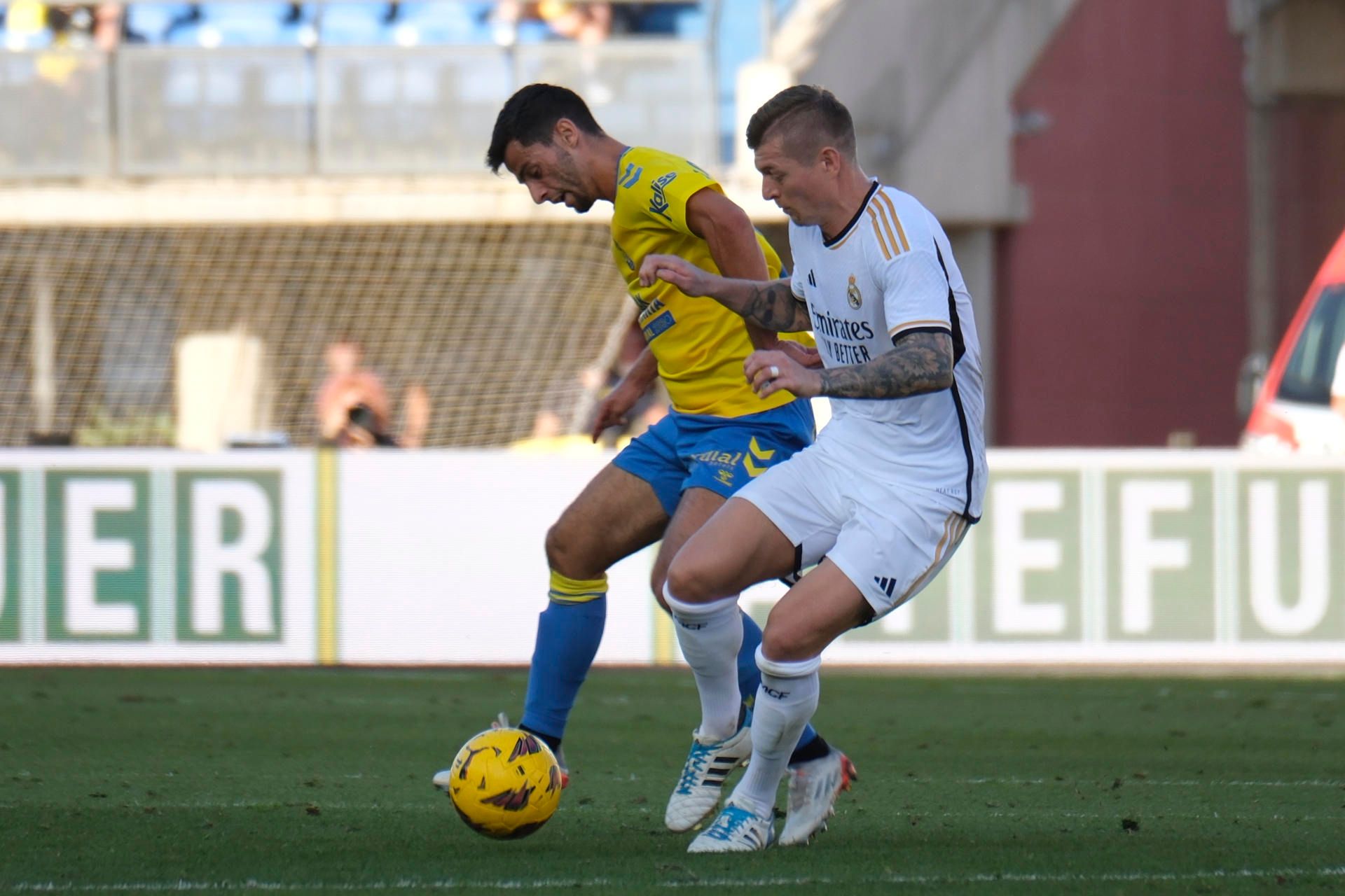  Toni Kroos, en una disputa de balón en Las Palmas-Real Madrid.