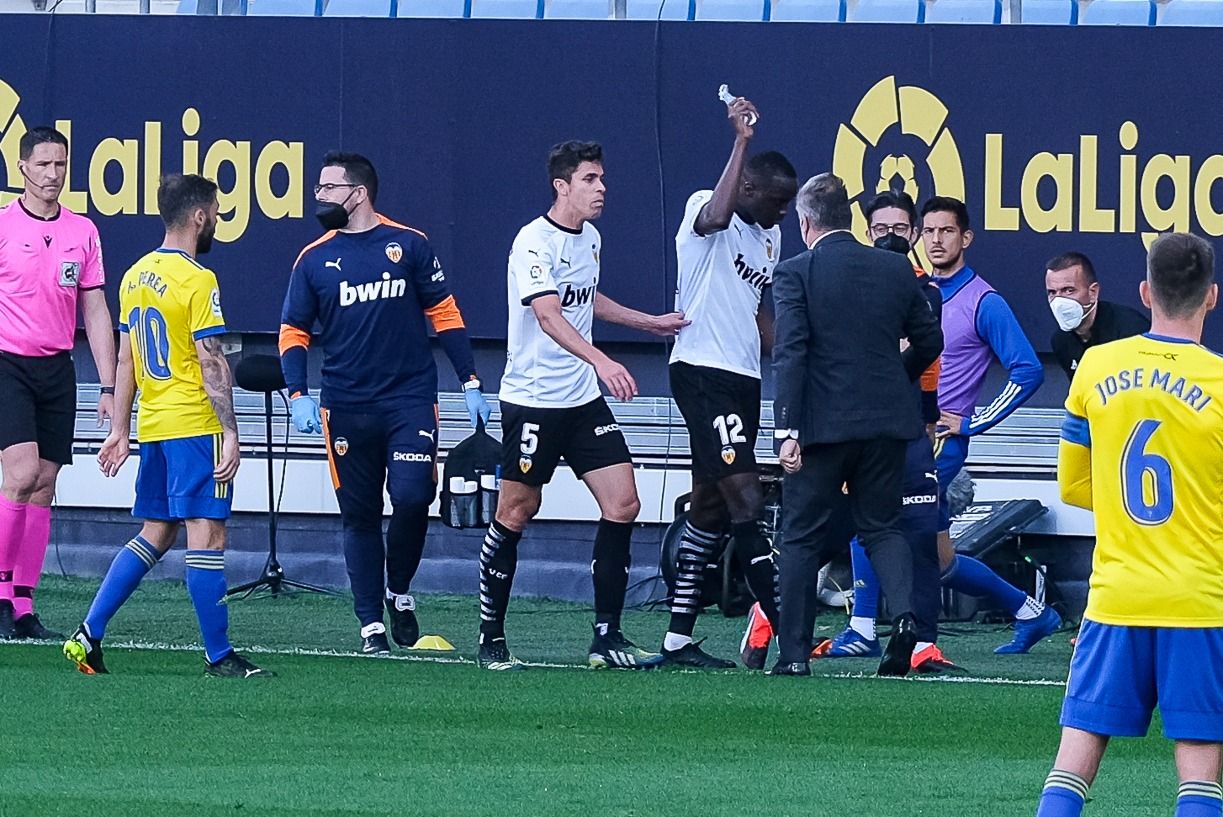  Diakhaby se marcha del campo tras el presunto insulto de Juan Cala.