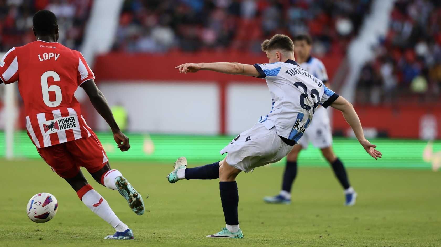 Turrientes da un pase en el Almería - Real Sociedad.