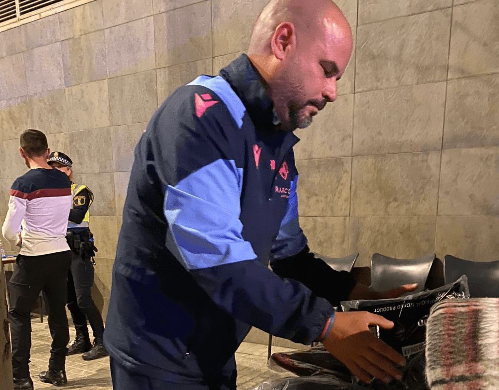  Un empleado del Levante trae ropa para los afectados