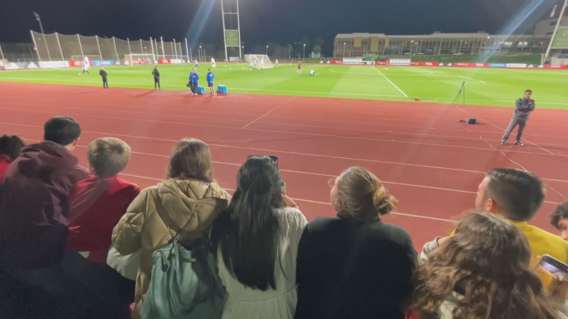  Una joven aficionada sevillista en el entrenamiento de la selección española.
