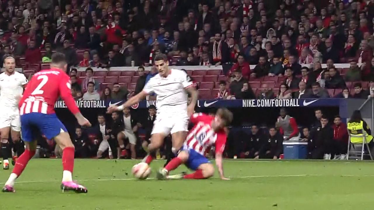 La jugada polémica del Atlético de Madrid - Sevilla.