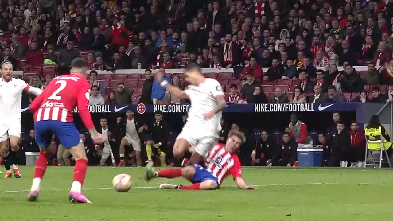 Una nueva toma desde detrás de la portería deja claro que Barrios toca balón en la jugada con La