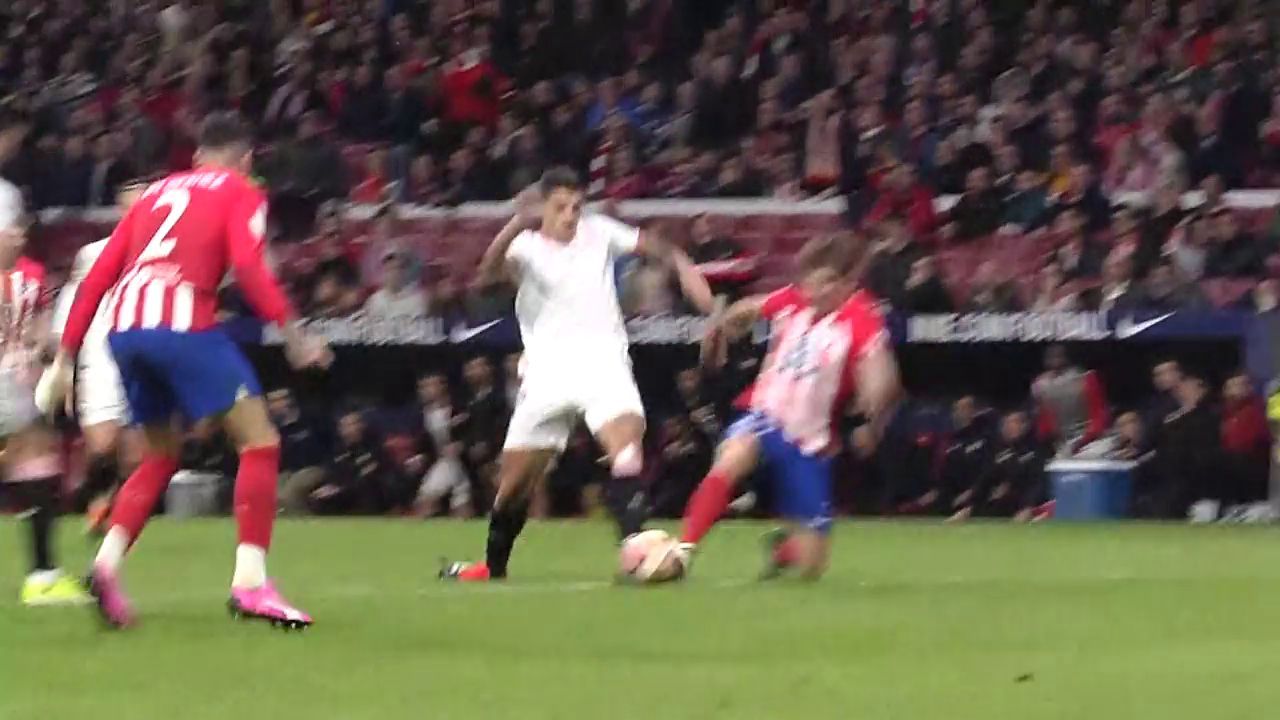 Una nueva toma desde detrás de la portería deja claro que Barrios toca balón en la jugada con La