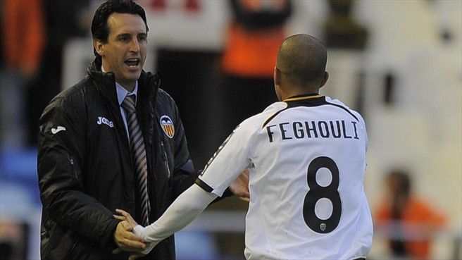  Unai Émery saluda a Feghouli en su etapa como entrenador del Valencia CF.