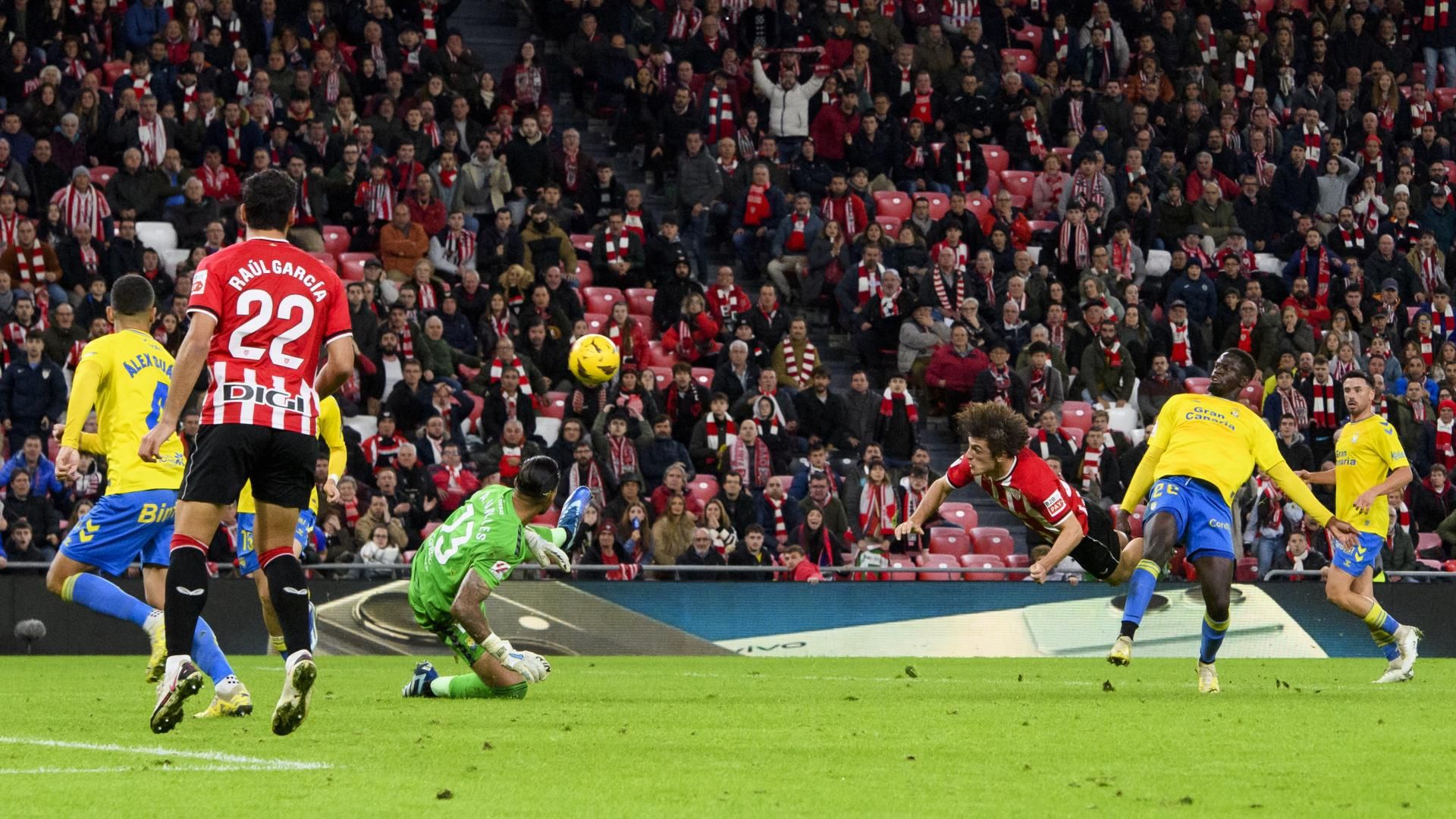 Vuelo en plancha del bermeano Unai Gómez para marcar en el descuento ante la UD Las Palmas en San Mamés.