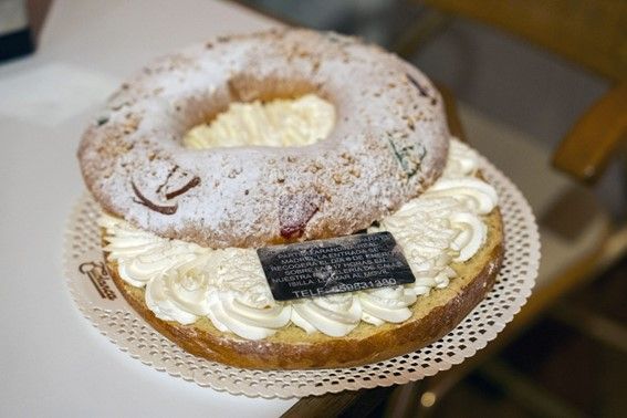 Uno de los roscones de reyes que contienen una entrada para la visita del Real Madrid (EFE)