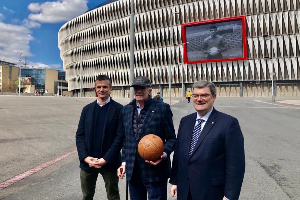 Jon Uriarte, Iribar y el alcalde Aburto ante San Mamés.
