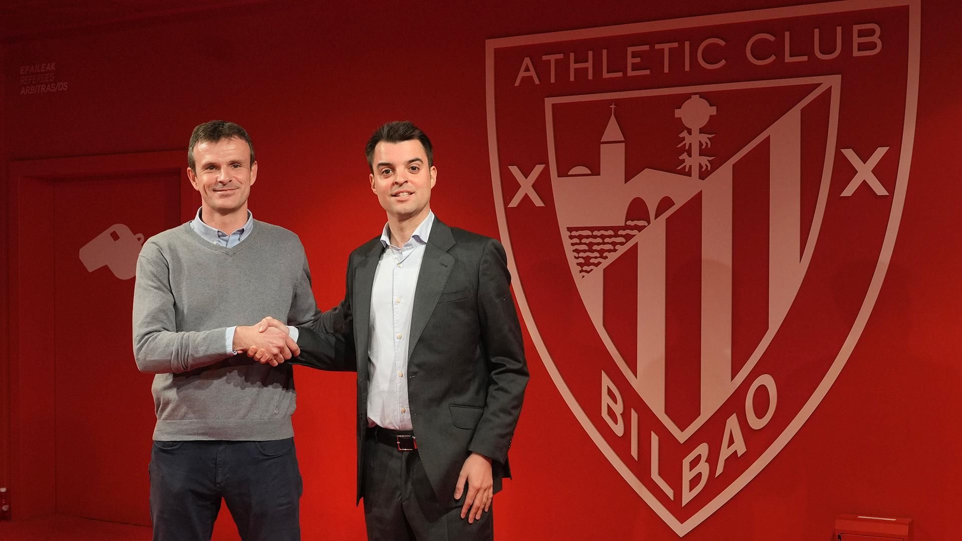  Mikel González y el presidente del Athletic Club, Jon Uriarte, en San Mamés.