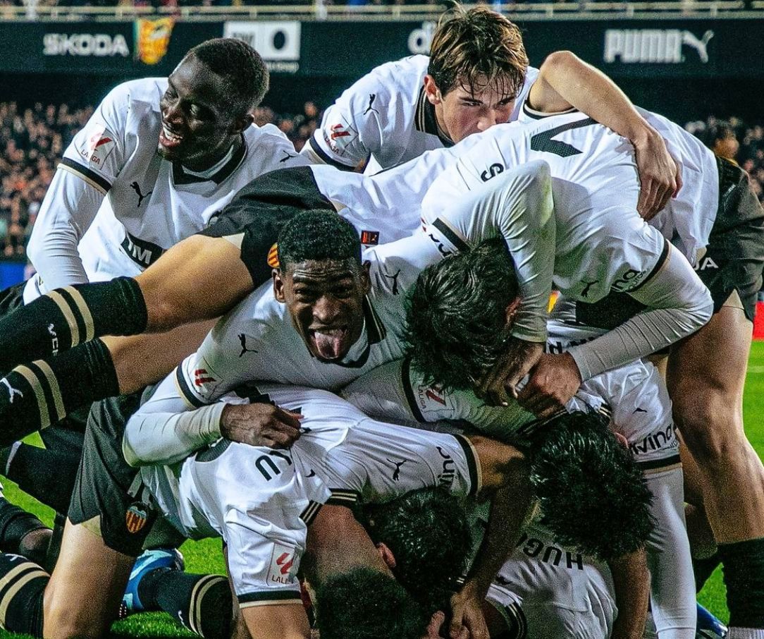  El Valencia CF celebra el gol de Hugo Guillamón en la ida ante el FC Barcelona.