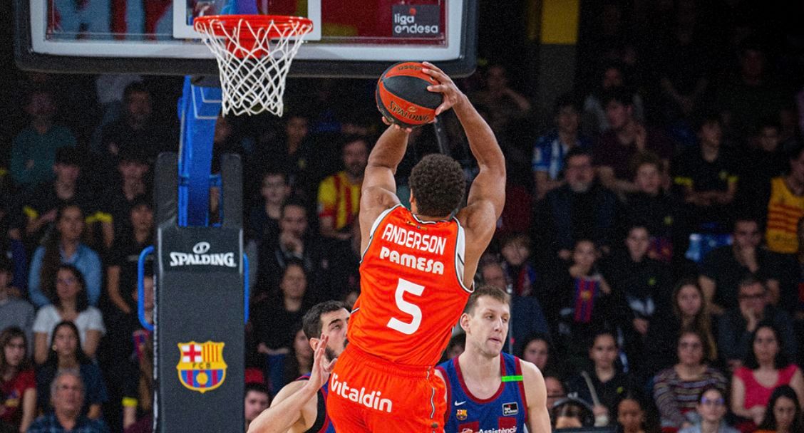 Valencia Basket asalta el Palau Blaugrana (76-79)