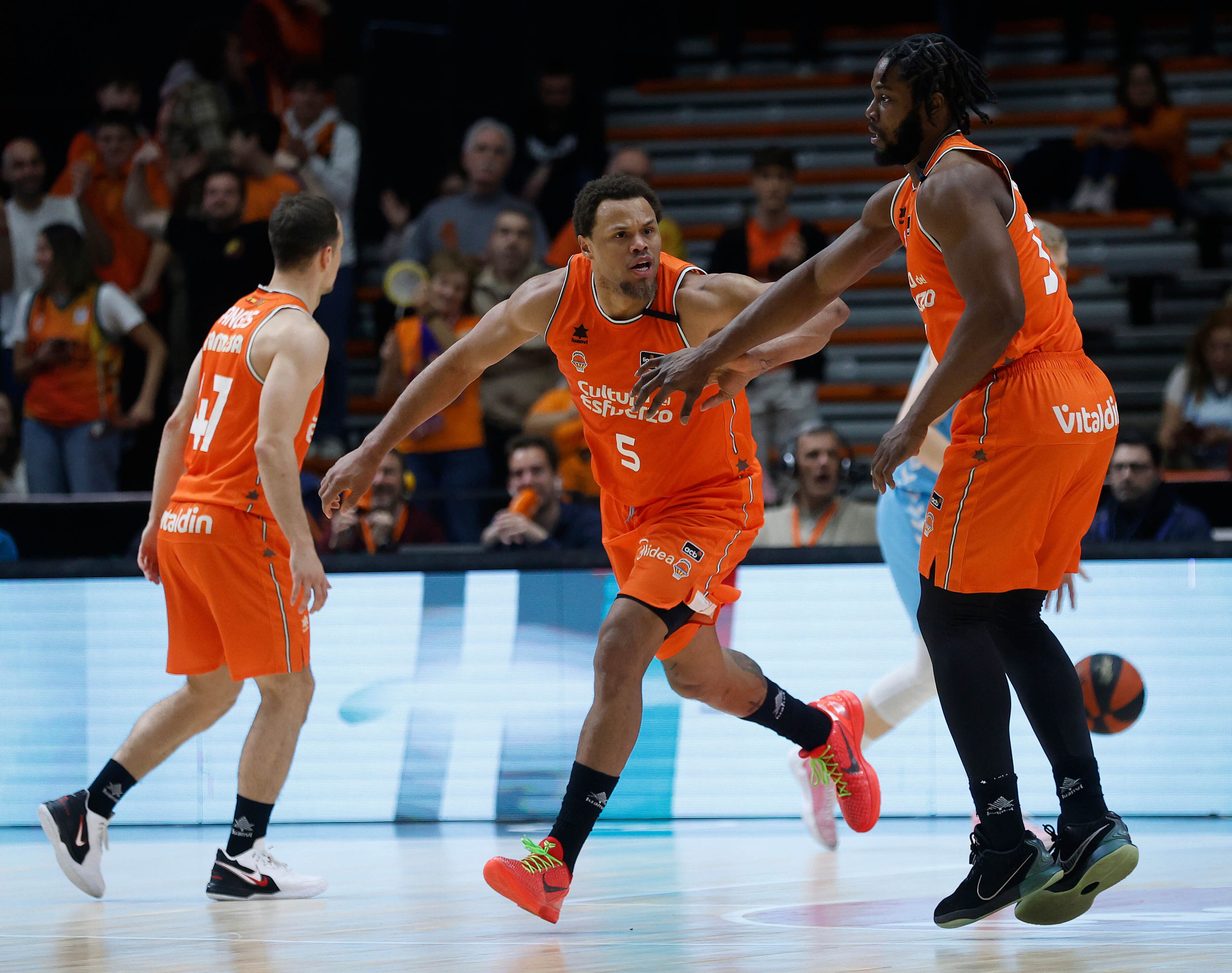 Valencia Basket gana ante Zunder Palencia en su regreso a la Fonteta (111-93)
