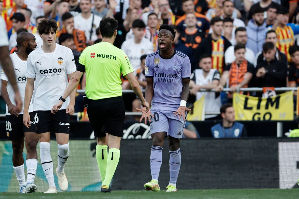  Vinícius Jr. protesta en el Valencia-Real Madrid.