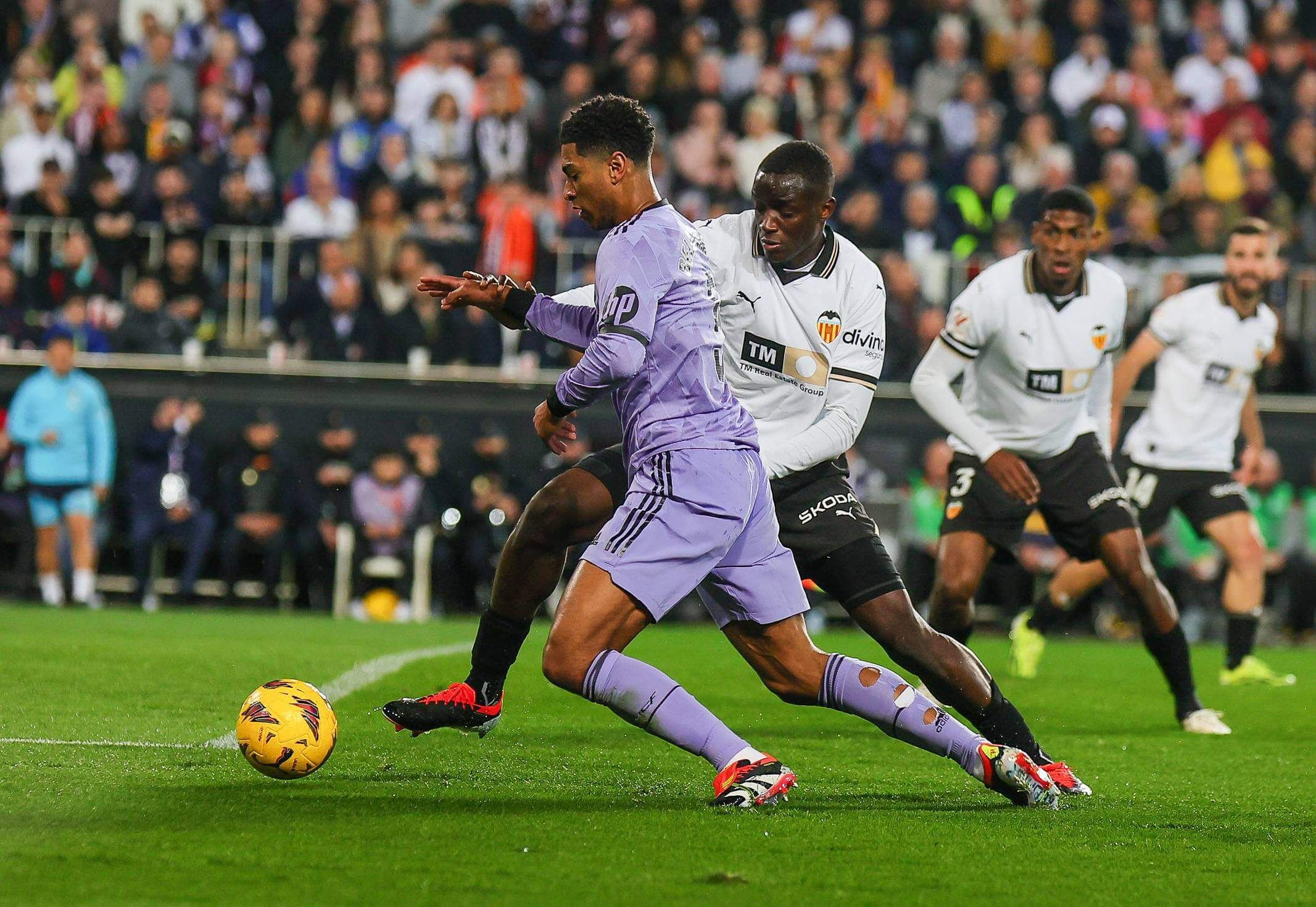  Jude Bellingham, presionado por Diakhaby en el Valencia-Real Madrid.