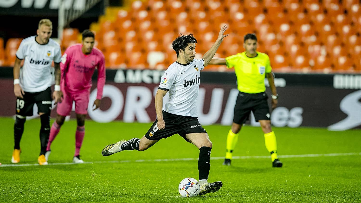 Carlos Soler anota uno de los tres penaltis en aquel Valencia - Real Madrid