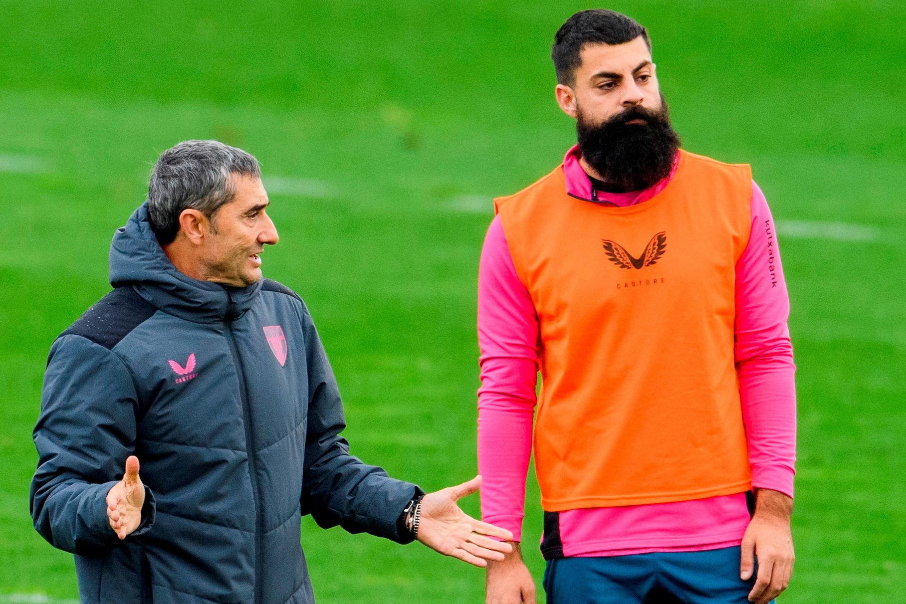 Ernesto Valverde habla con el delantero de Gernika Asier Villalibre esta semana en Lezama.