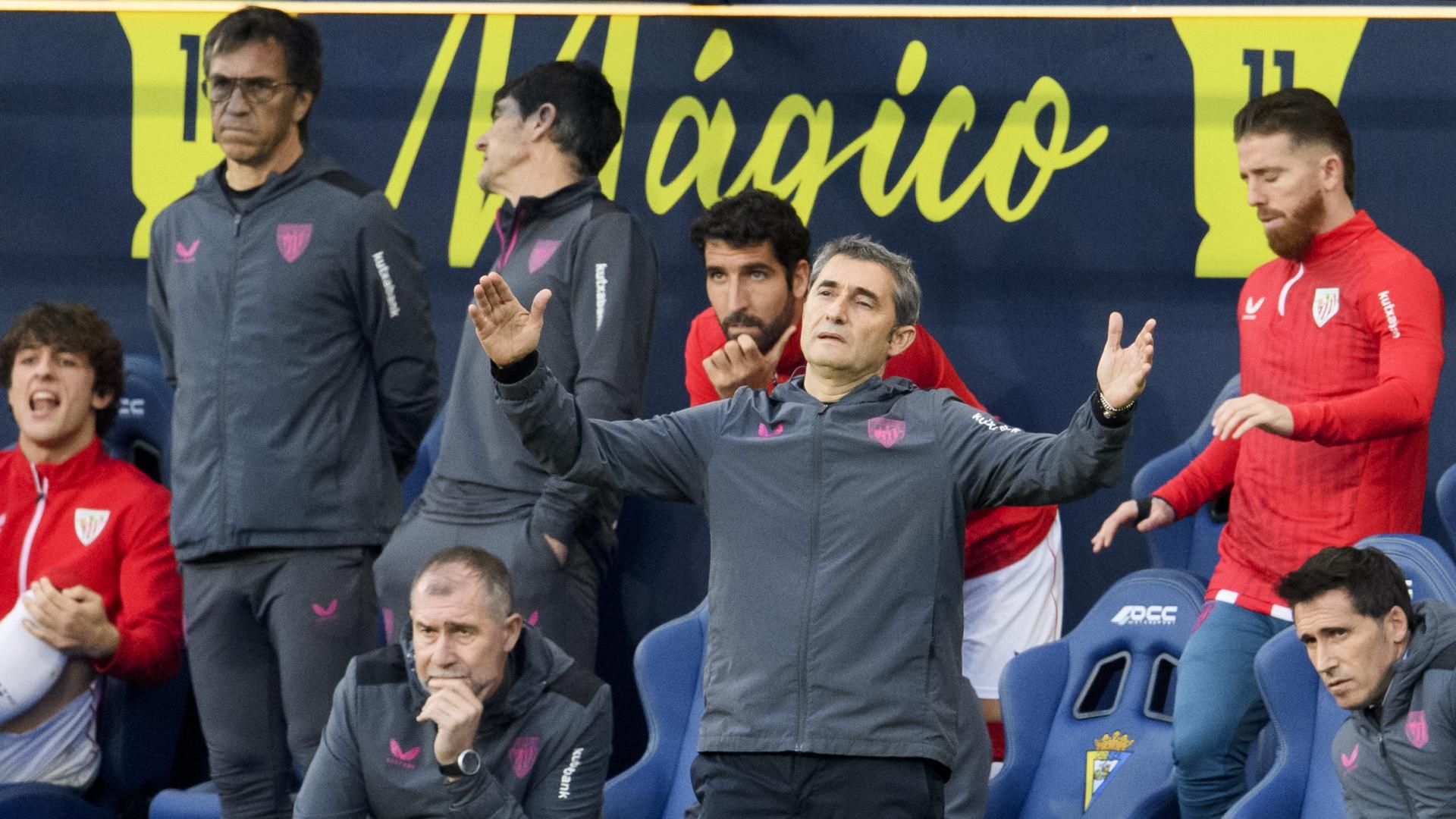  Ernesto Valverde protesta en el partido empatado ante el Cádiz en el Nuevo Mirandilla.