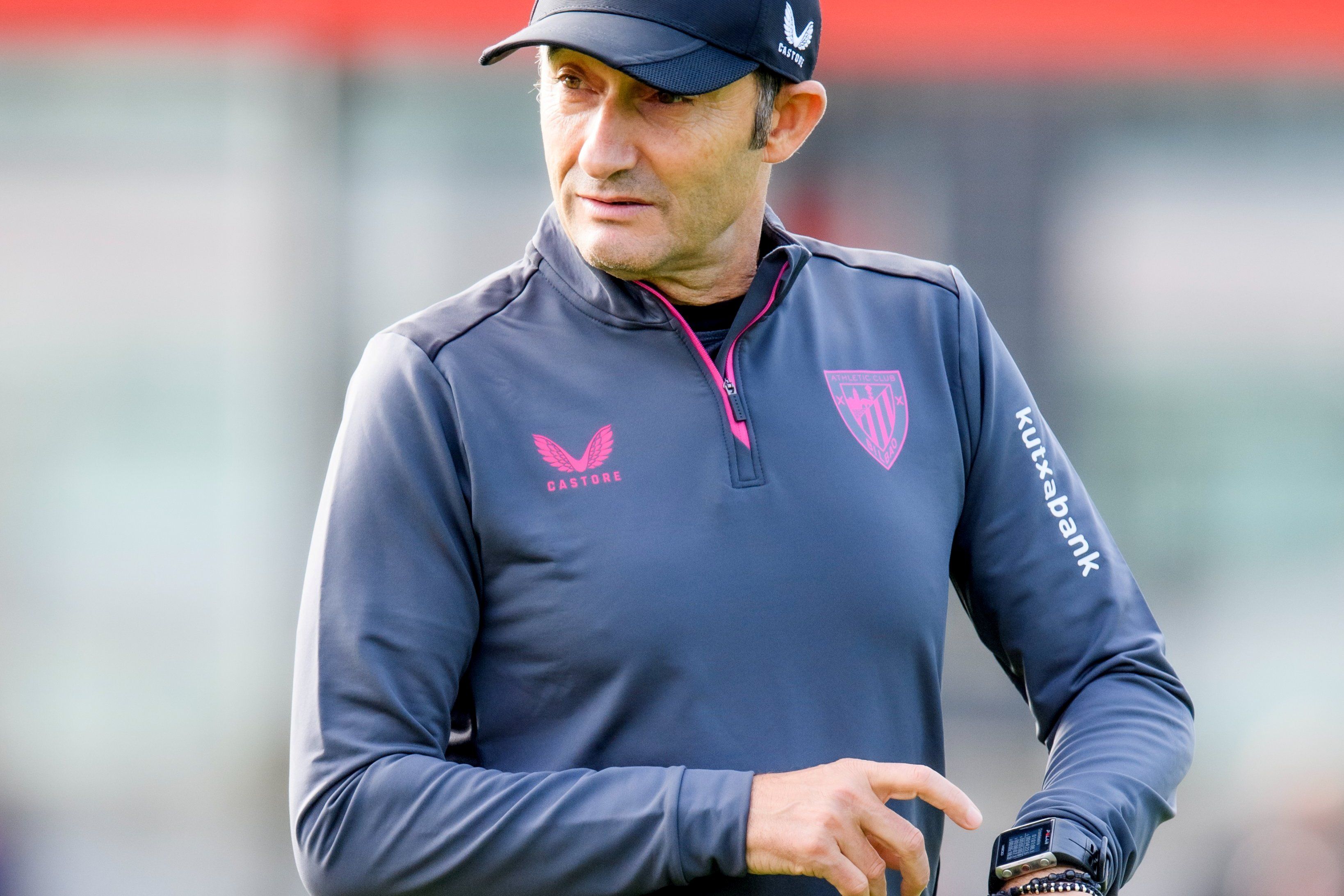 El técnico Ernesto Valverde controla el tiempo en Lezama.