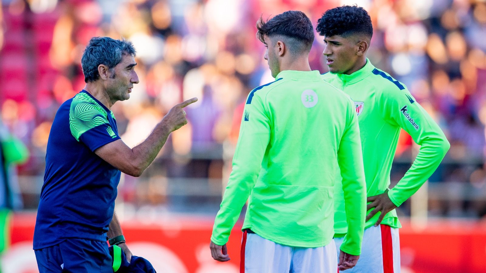  Valverde da instrucciones a Adu Ares y Nico Serrano en el Mirandés-Athletic.