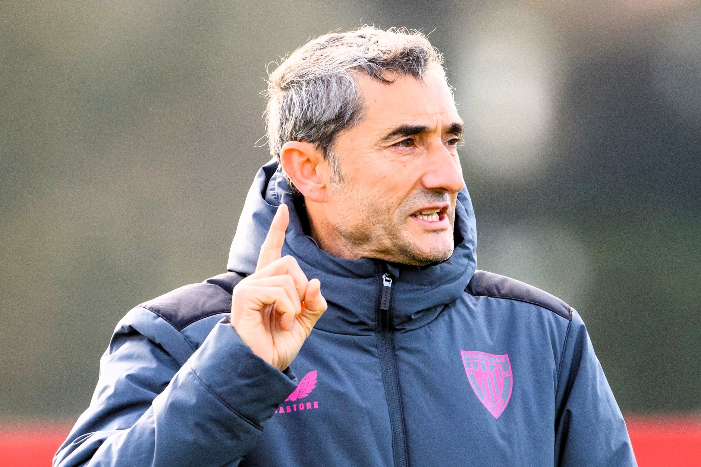  El técnico Ernesto Valverde da instrucciones a su plantilla en Lezama.