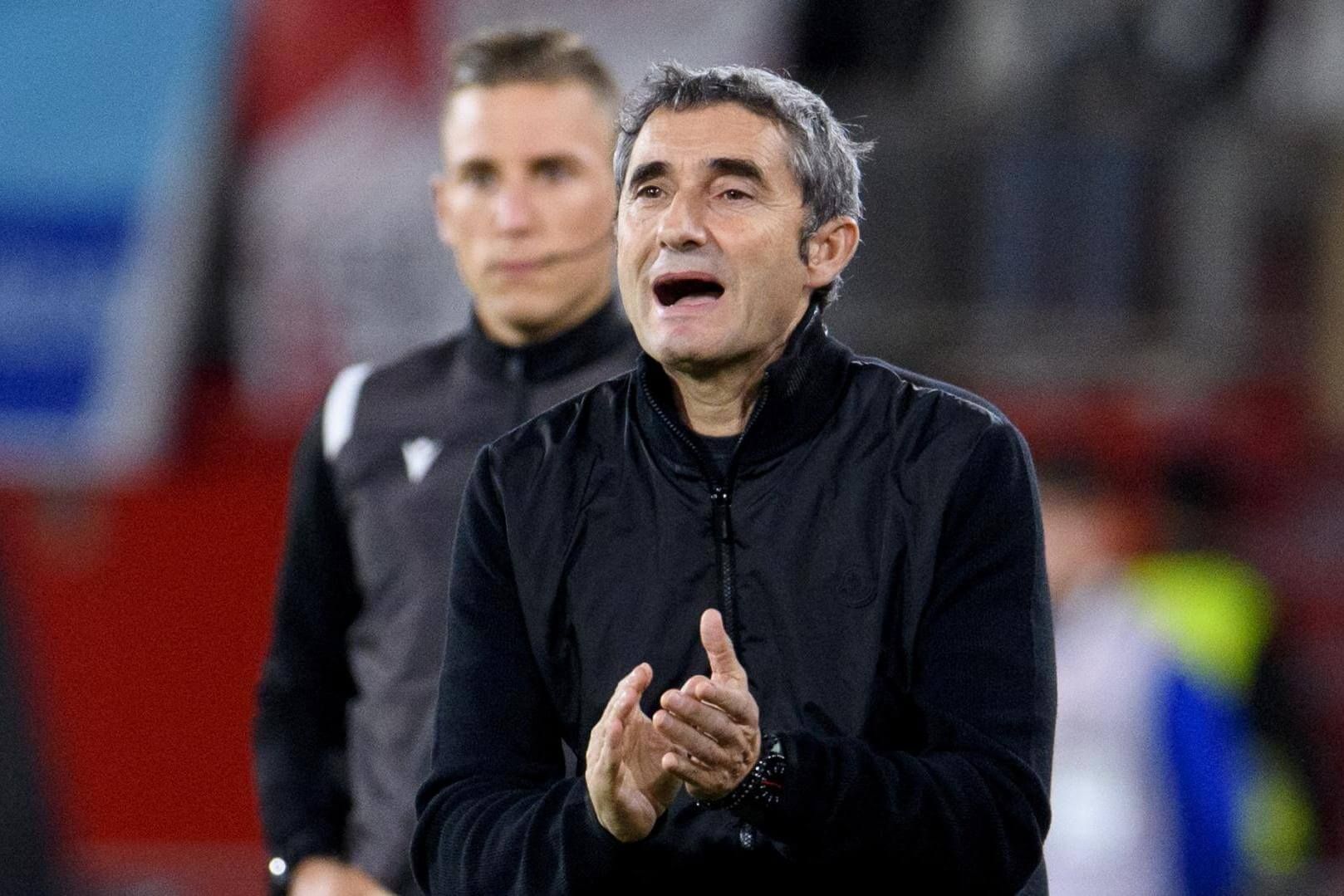  Ernesto Valverde aplaude en el partido ante la UD Almería.