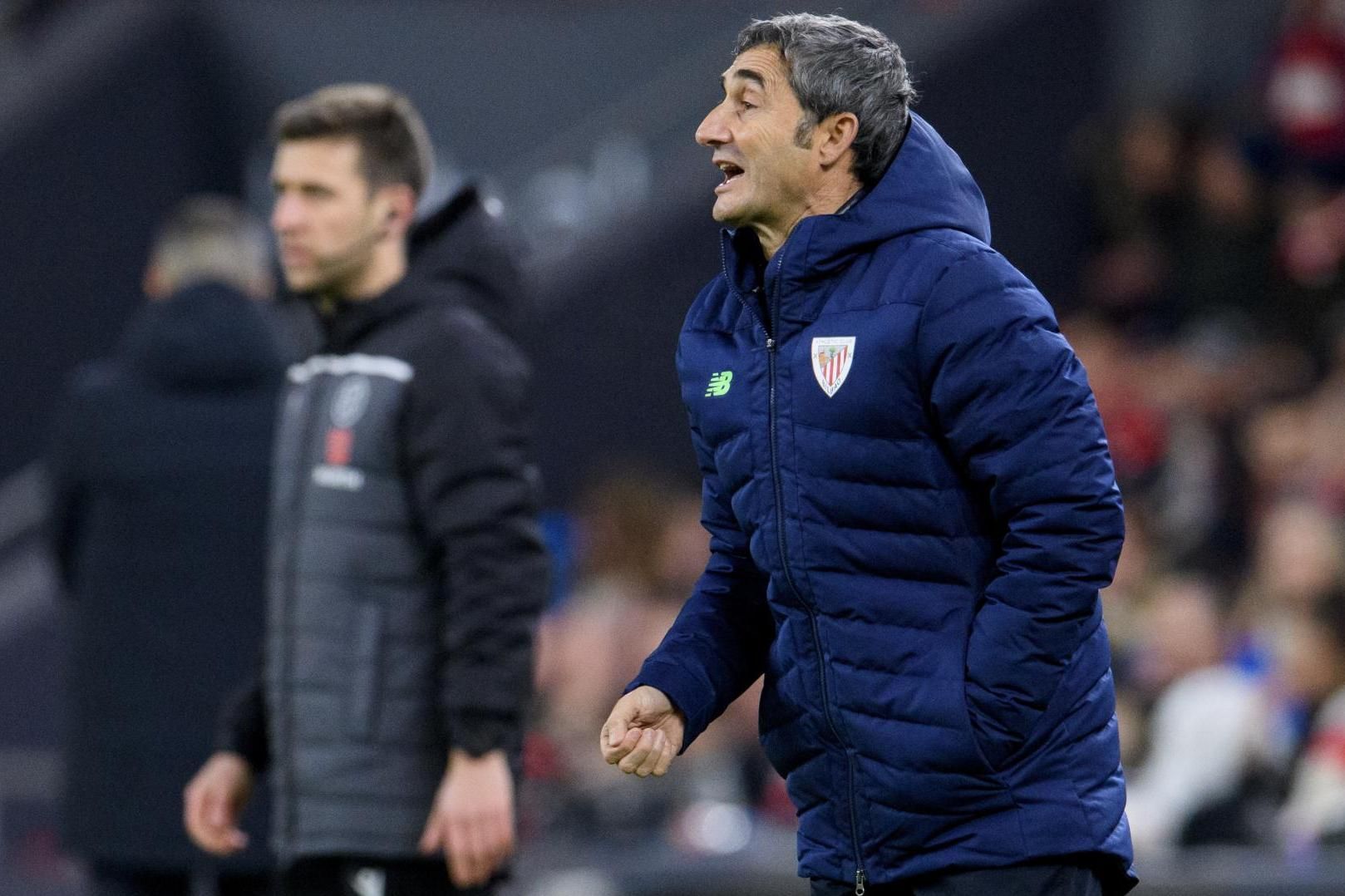 Ernesto Valverde lanza instrucciones a su equipo en un partido ante el Atlético en San Mamés.