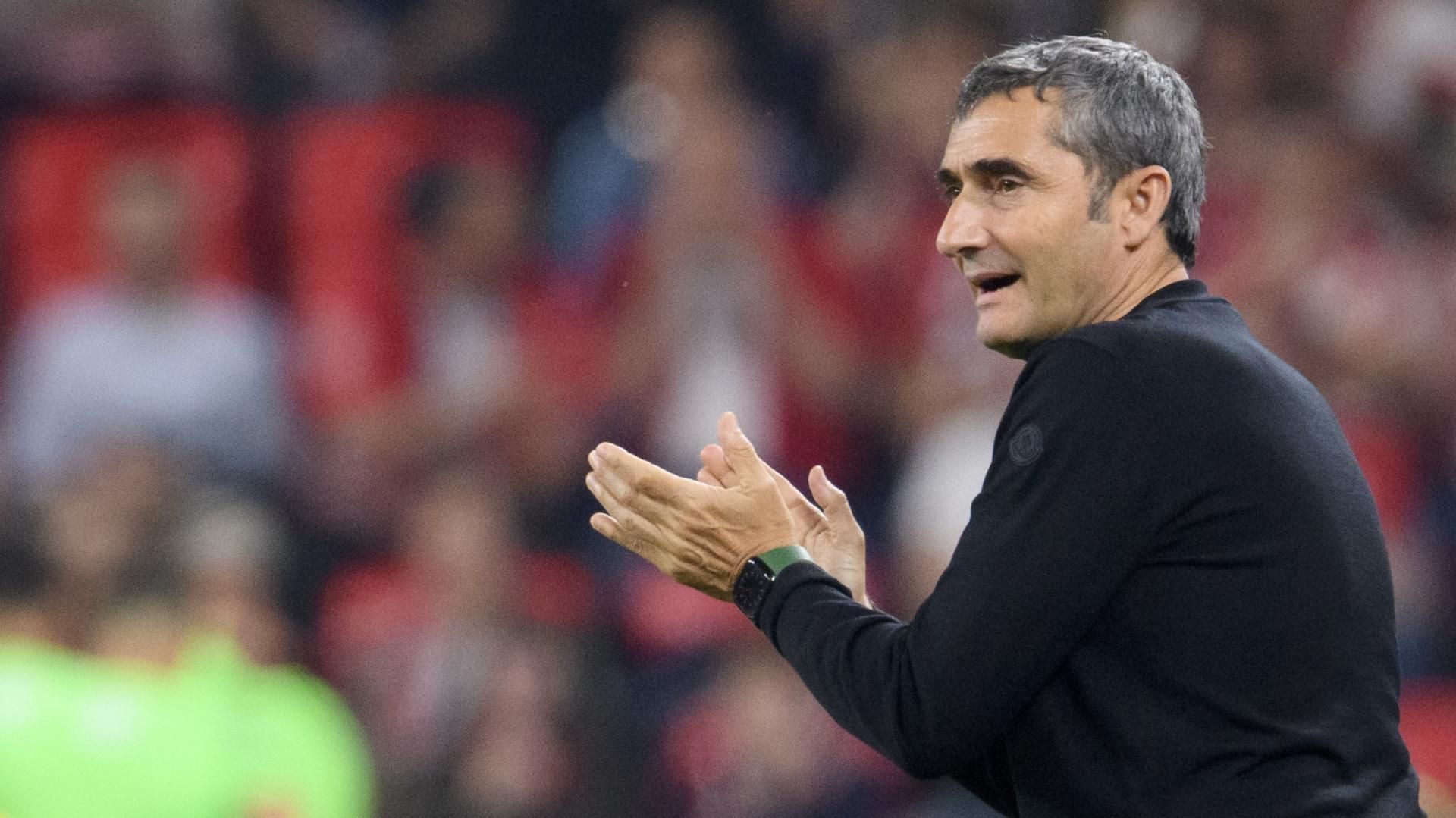  Ernesto Valverde aplaude durante el partido en San Mamés.