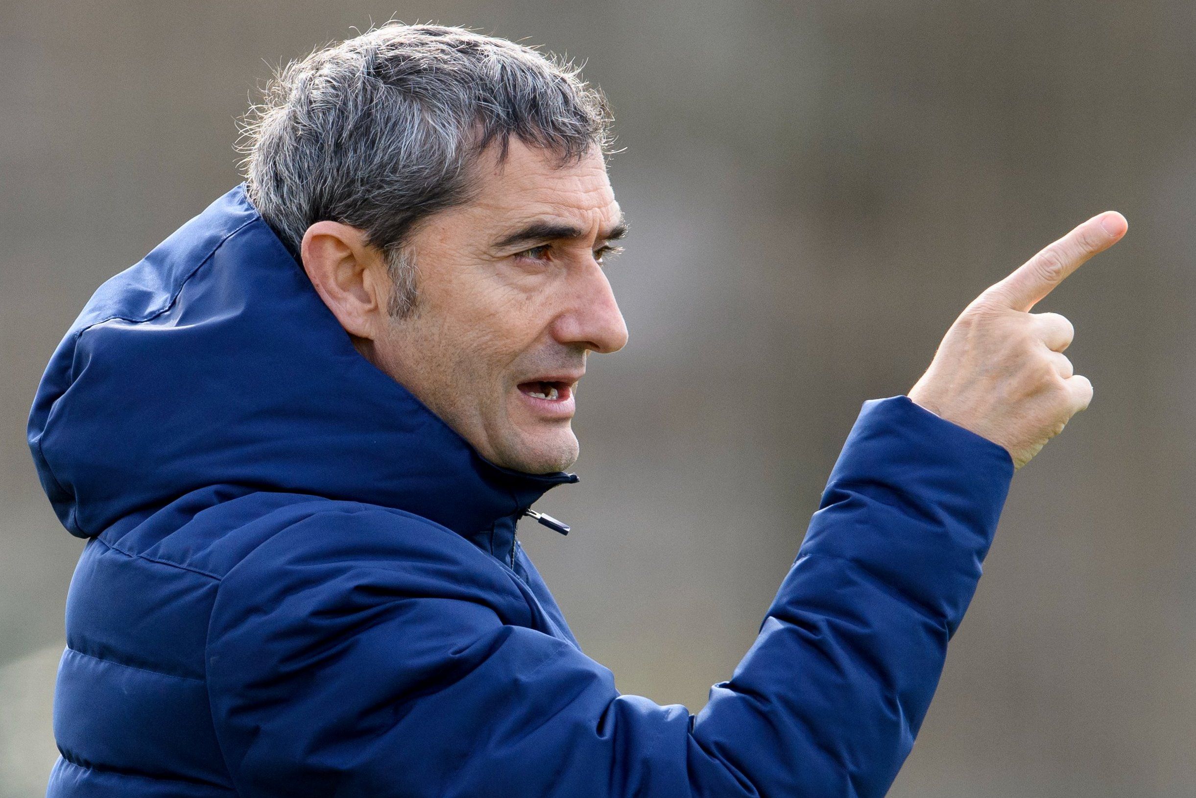  Ernesto Valverde da instrucciones a su plantilla en Lezama.