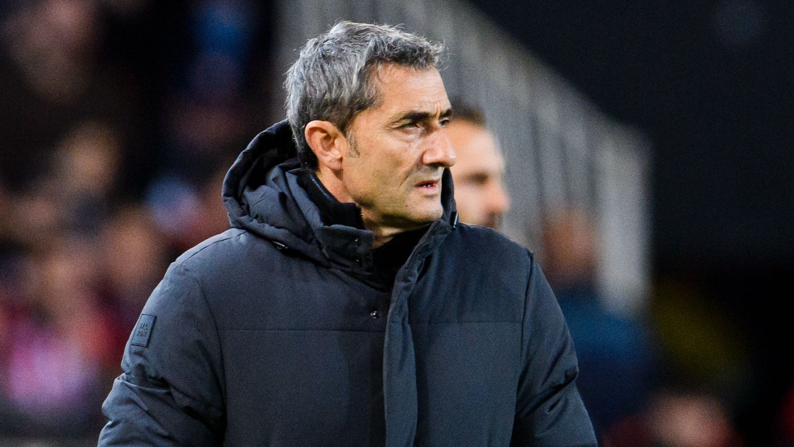  Ernesto Valverde sigue el juego durante un partido; le toca ahora dirigir otro Athletic - Barça.