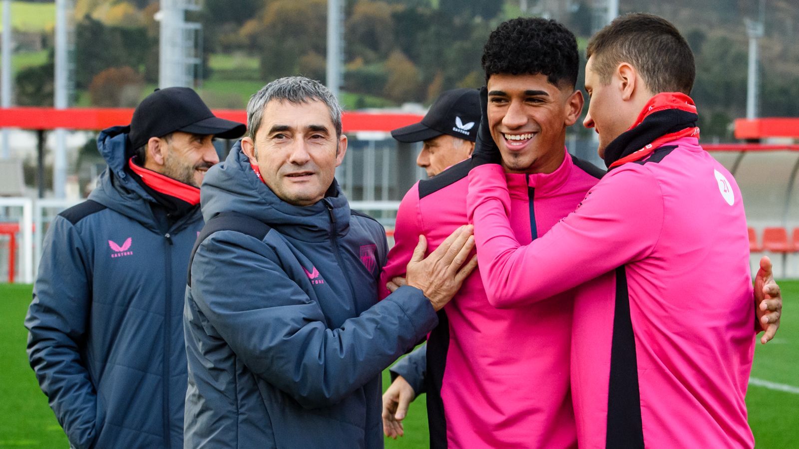 Ernesto Valverde y Ander Herrera felicitan al renovado Malcom Adu Ares en Lezama.