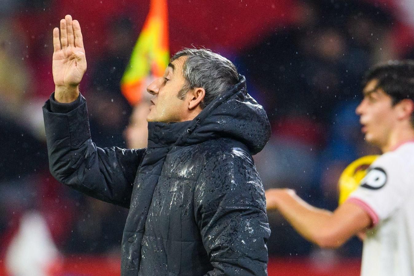 Ernesto Valverde dirige frente el Sevilla en el Pizjuán.