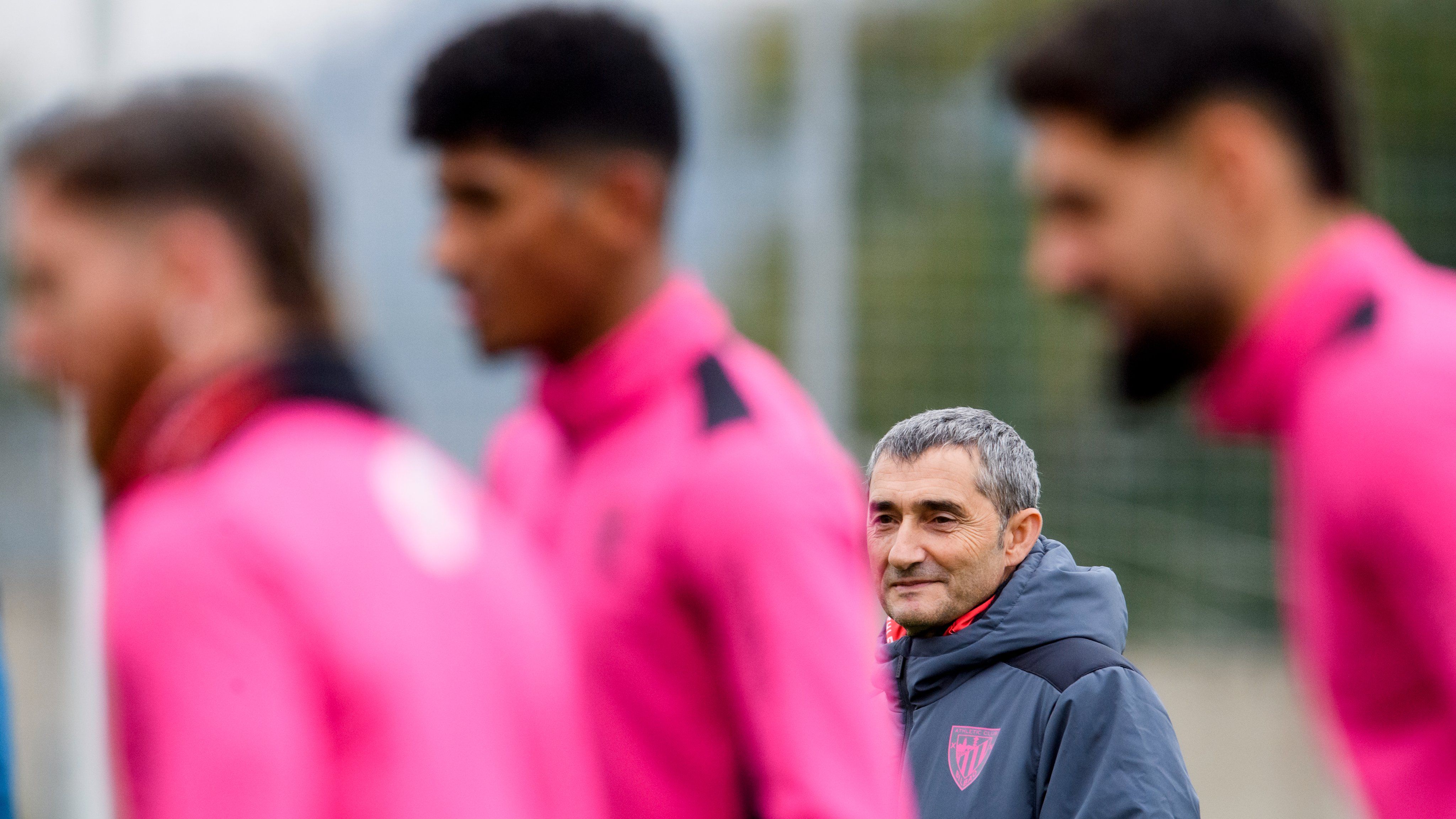 Ernesto Valverde observa la sesión del equipo en Lezama.
