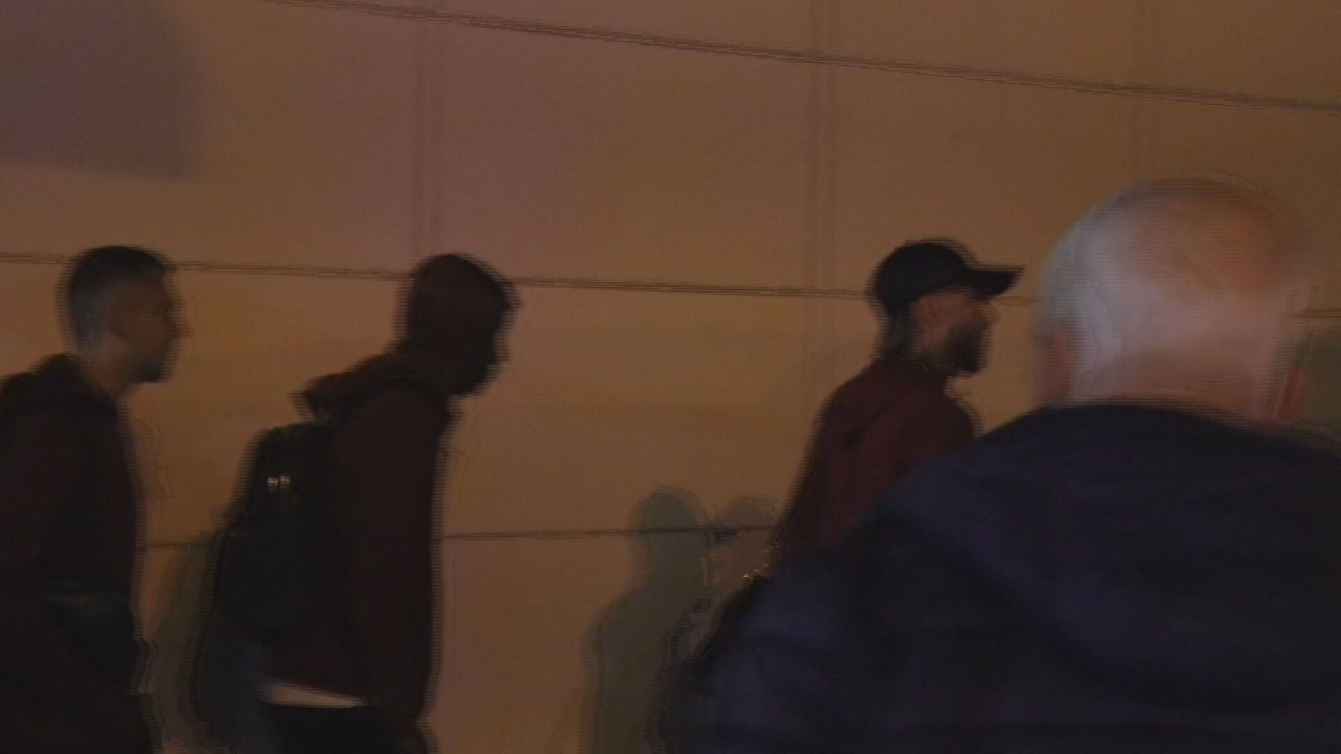  La llegada de los aficionados al aeropuerto de Sevilla.