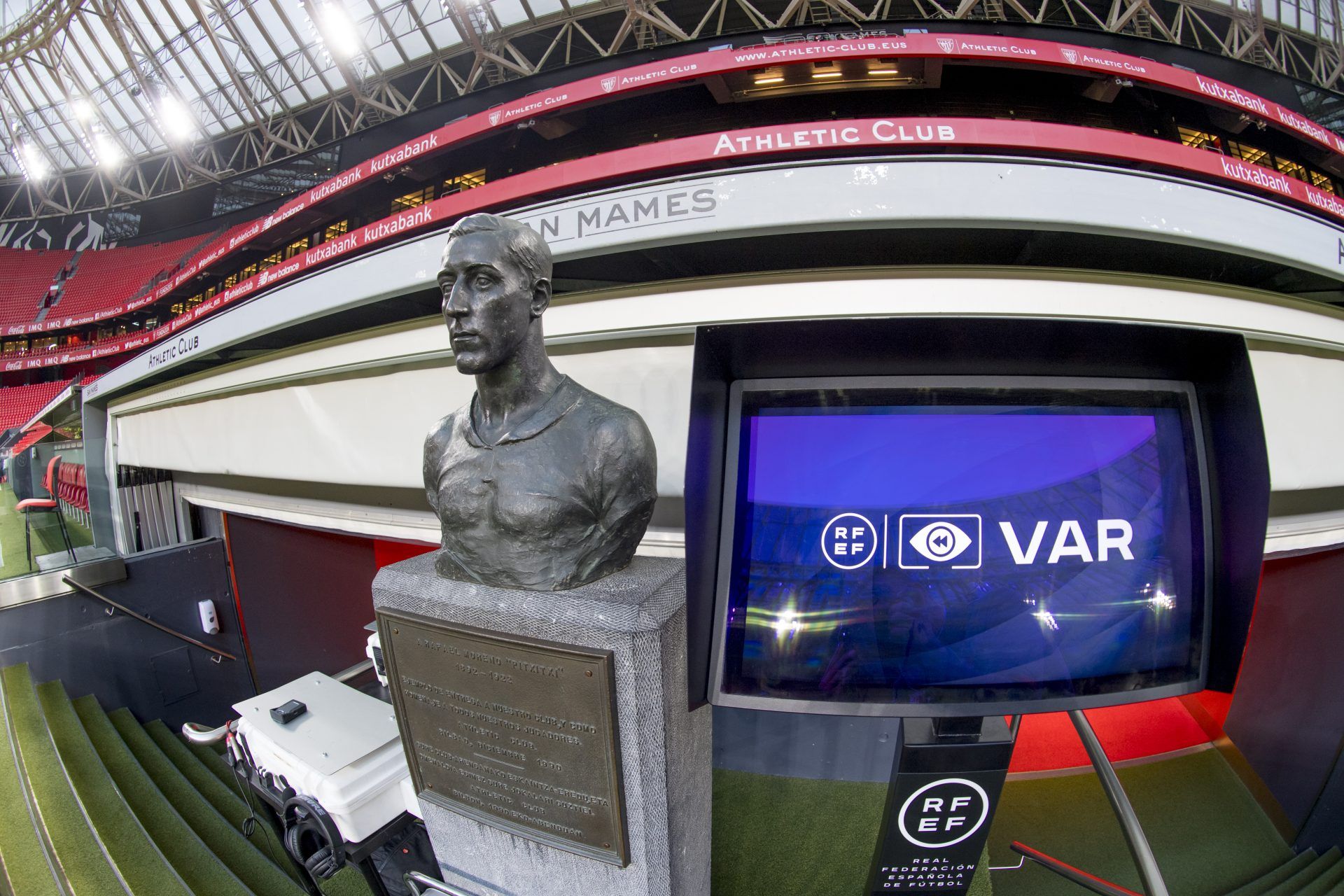 El sistema del VAR, listo para funcionar en San Mamés junto al busto de Pichichi.