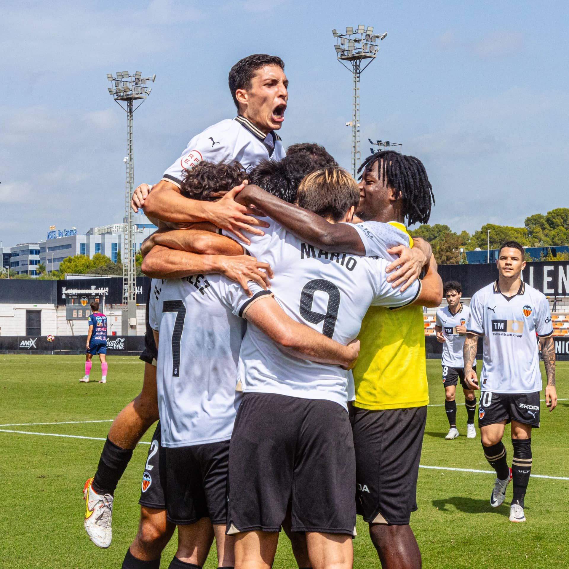 VCF Mestalla celebrando un gol