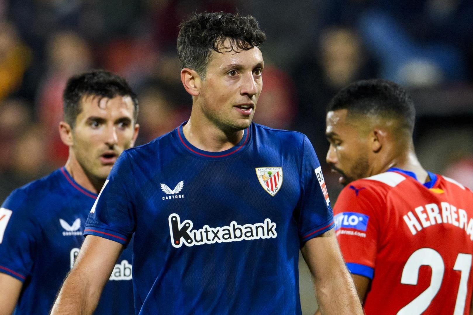  Mikel Vesga, ante el Girona en Montilivi.