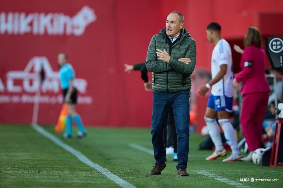  Víctor Fernández, atento a sus jugadores en Anduva