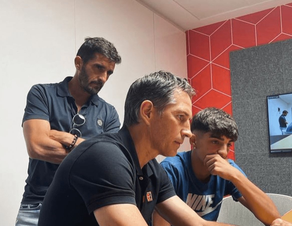  Víctor Fernández padre mira a su hijo, abajo derecha